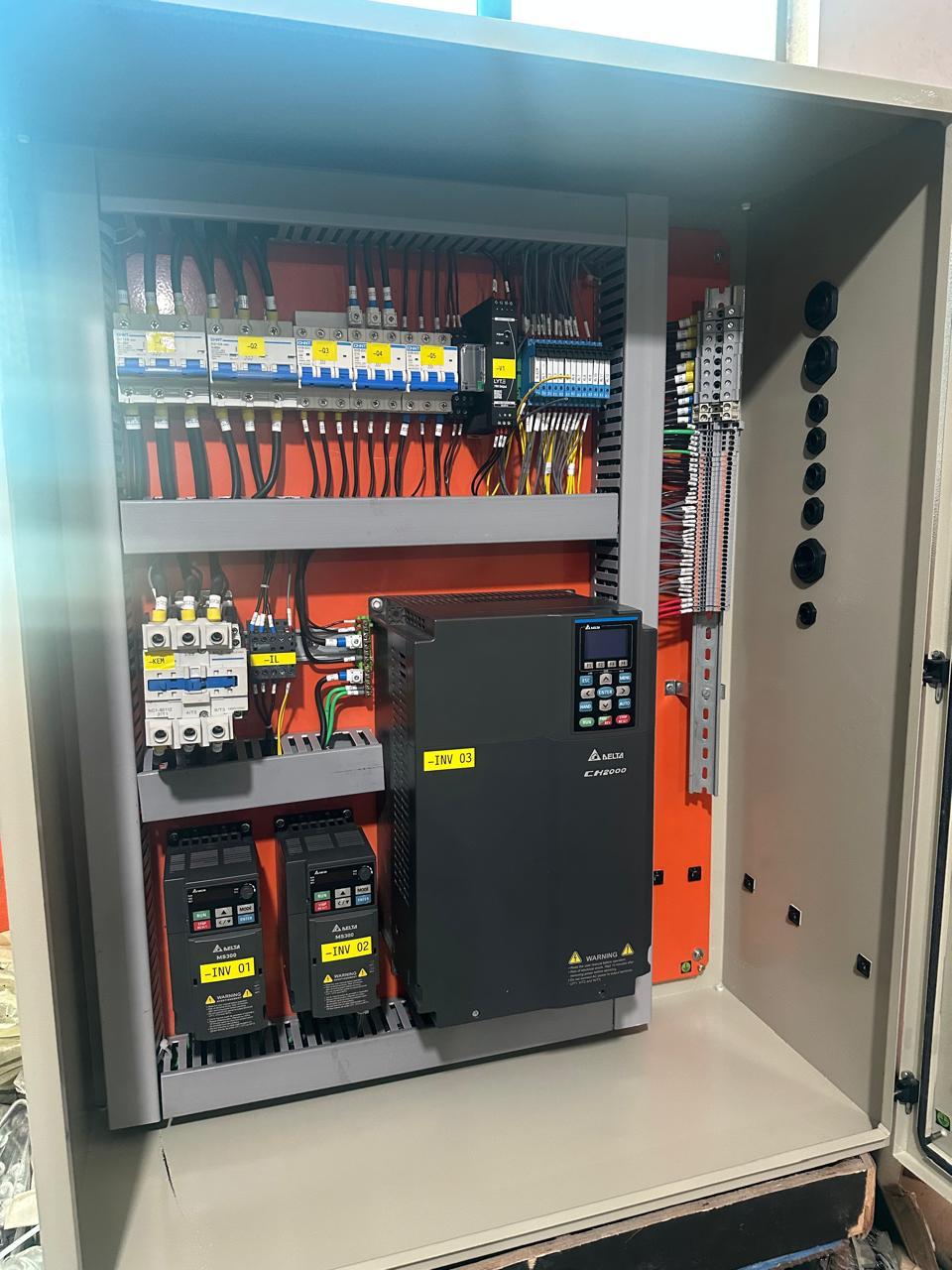 Painel com Inversores de Frequência